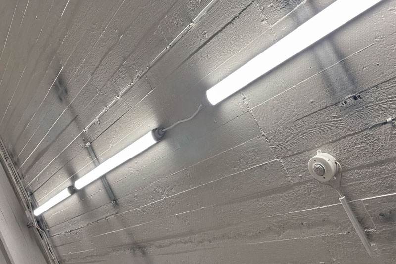 SuperLED-valaistus hallin kattoon | Valaistusratkaisut liiketilat Virtapojat