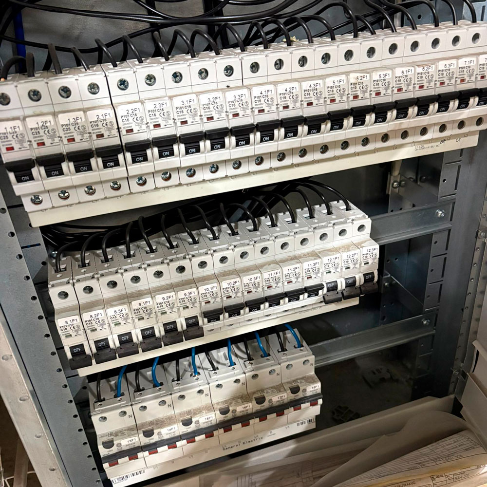 Sähkökaappi uudistus Virtapojat